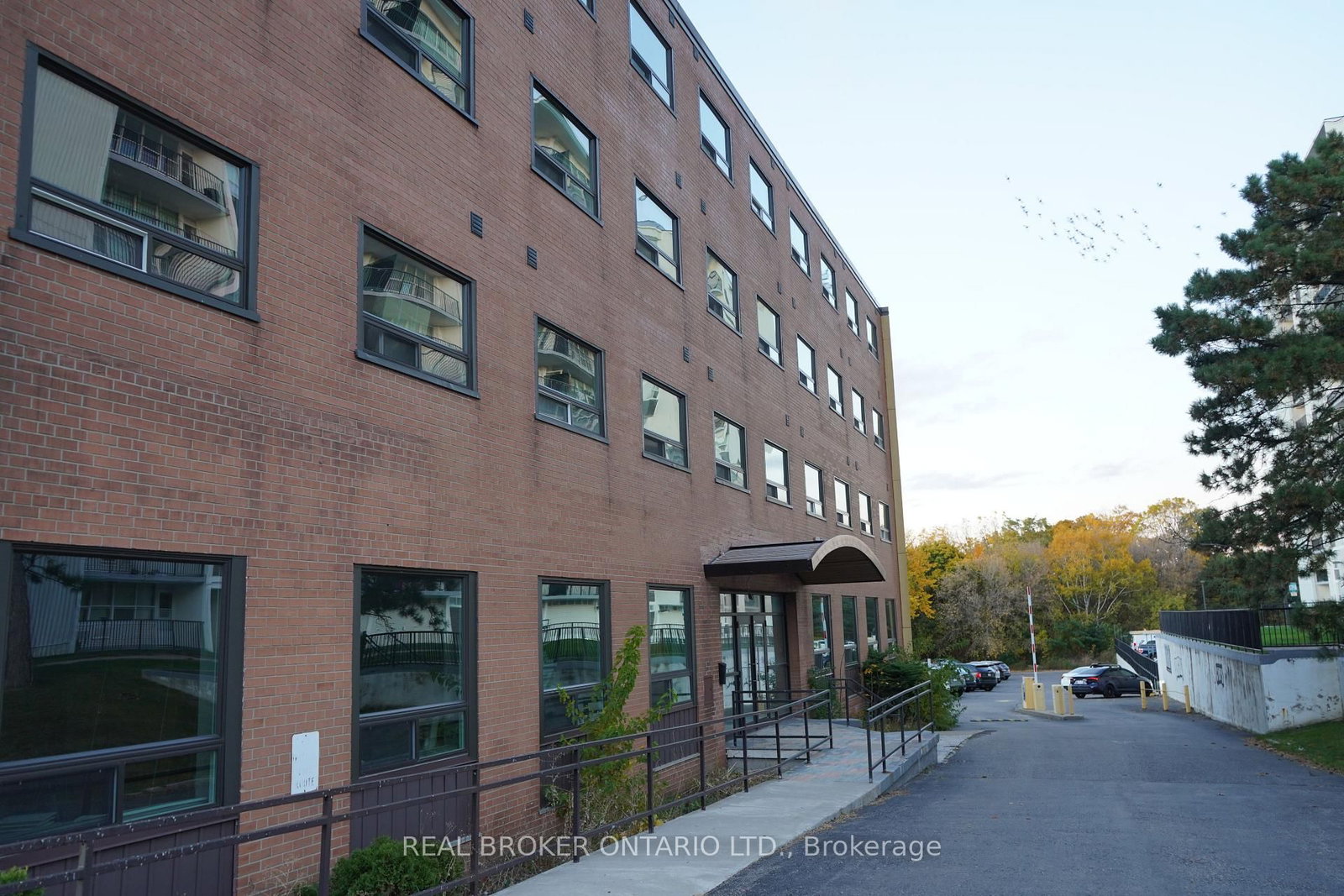 824 King St, Kitchener — 3