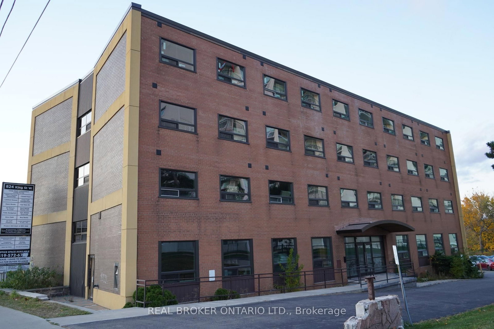 824 King St, Kitchener — 8