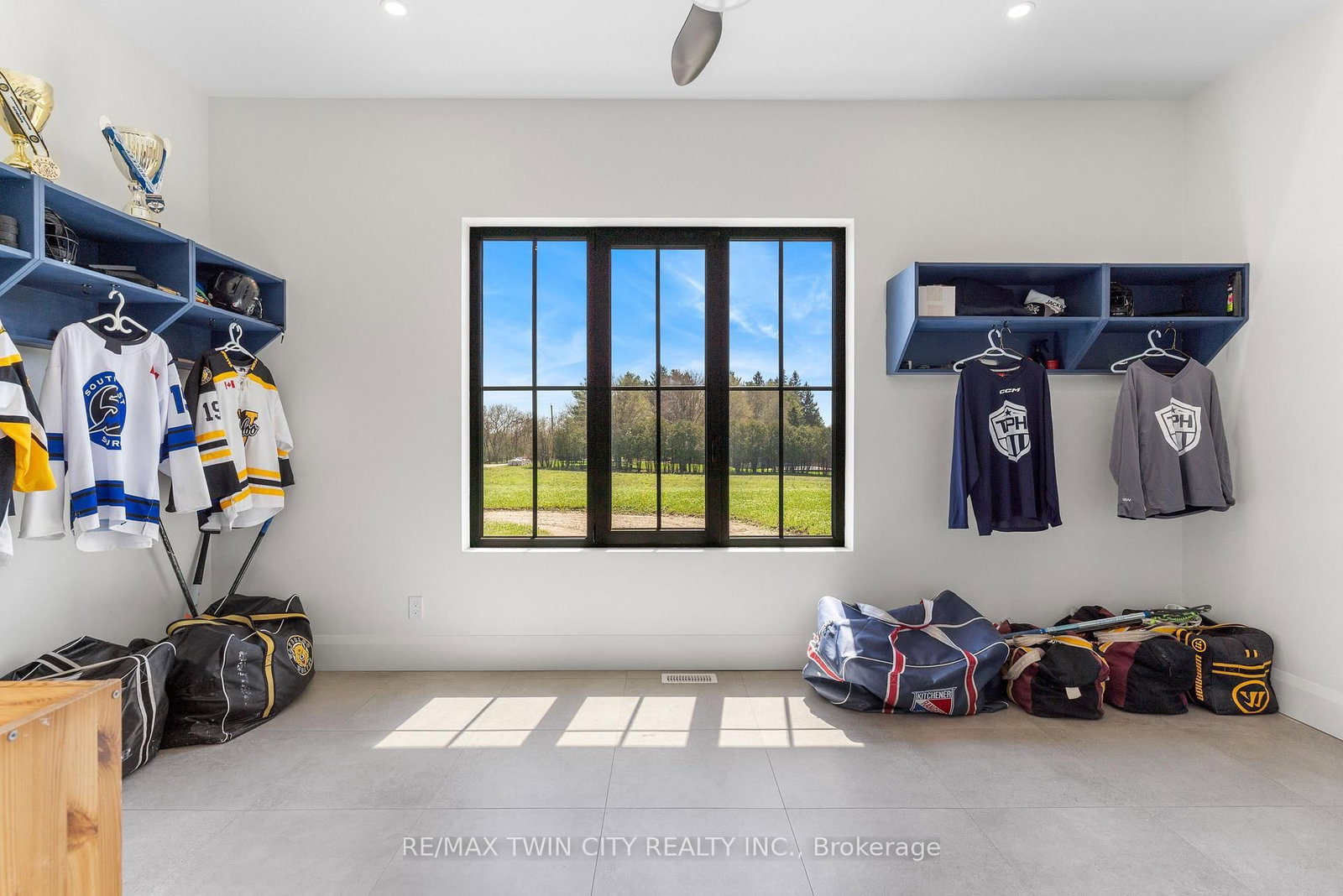 742 Country Squire Rd, Waterloo — 32