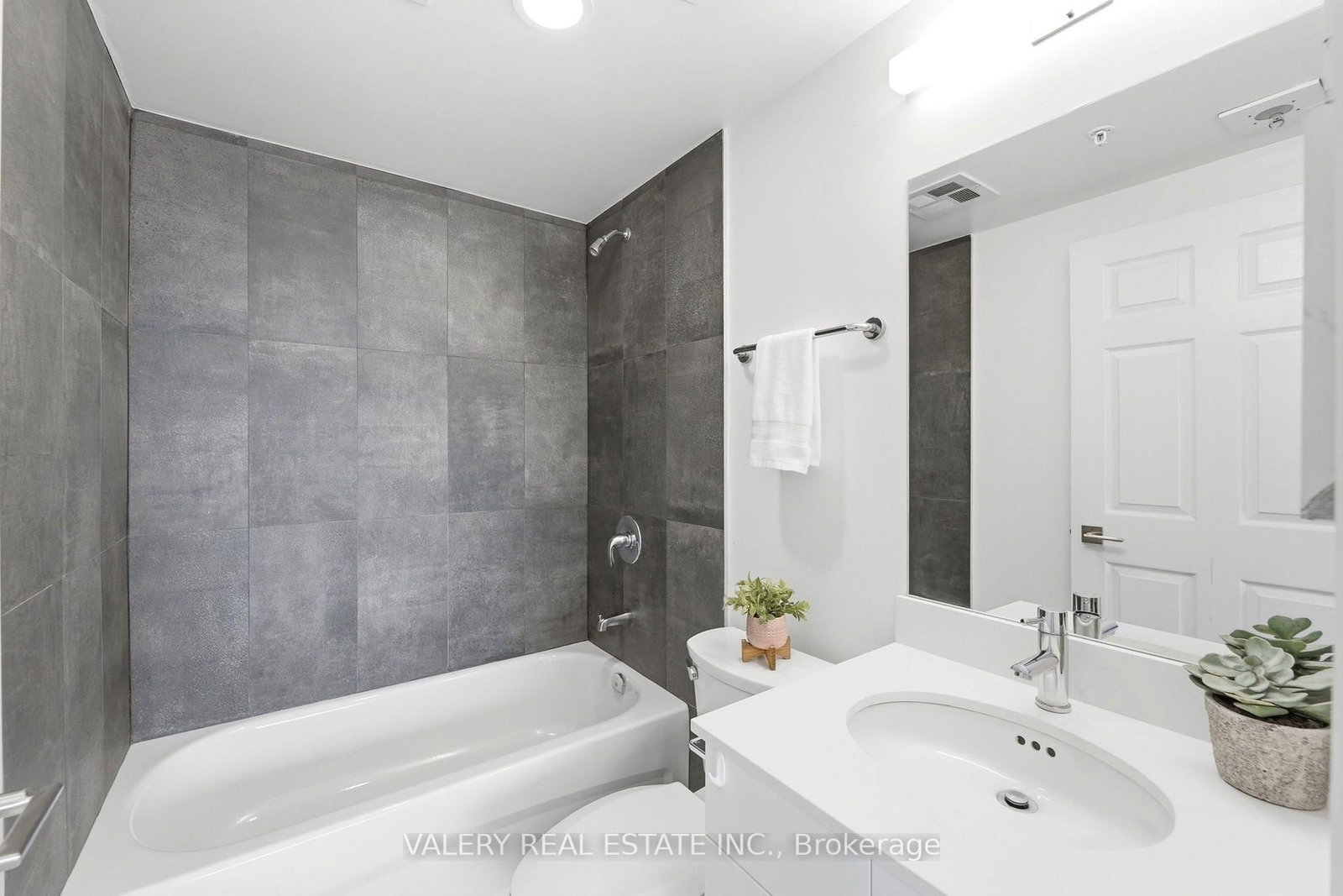 717-1 Wellington St, Brantford — 20