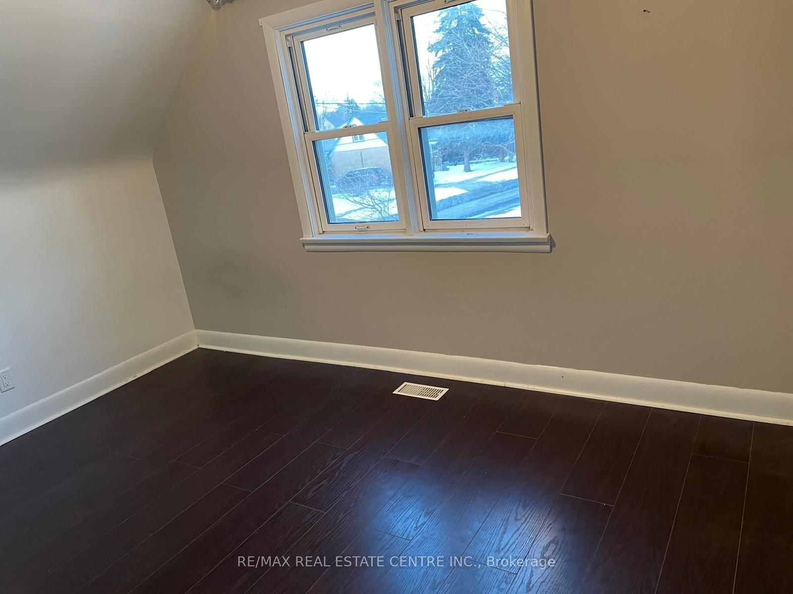 Upper-41 Belleview Ave, Kitchener — 4