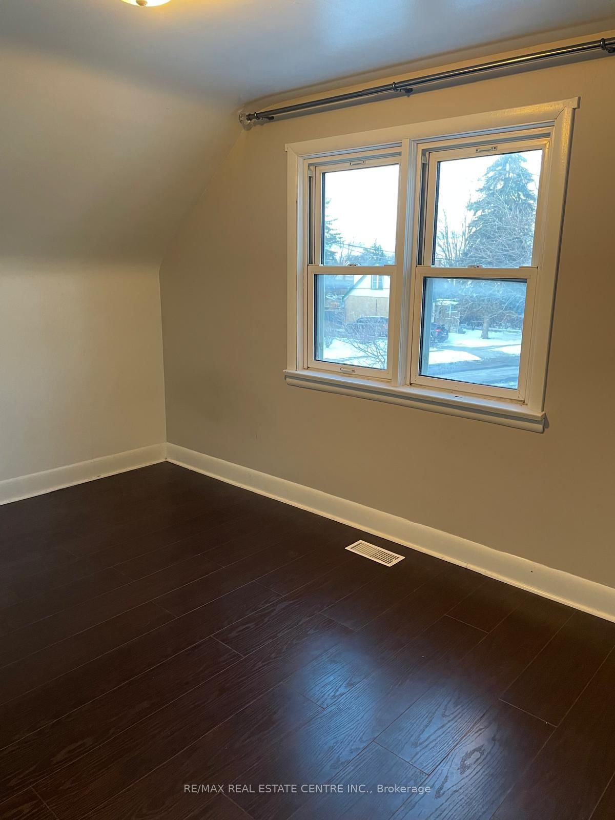 Upper-41 Belleview Ave, Kitchener — 6