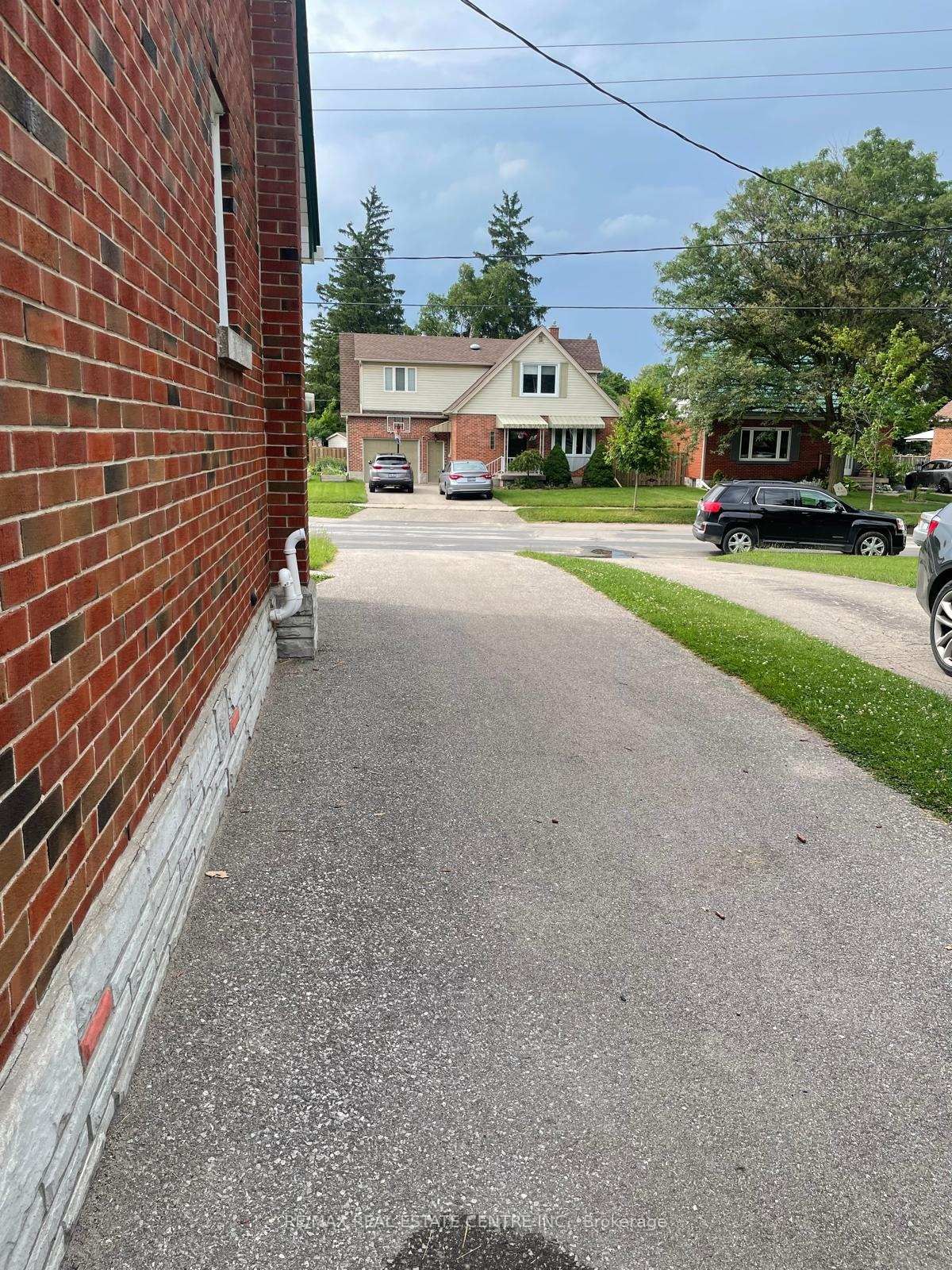 lower-41 Belleview Ave, Kitchener — 11