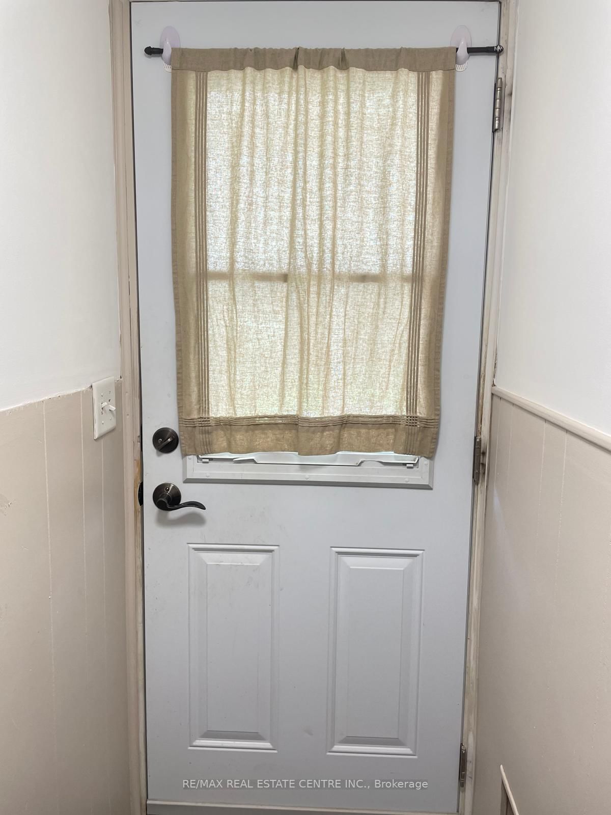 lower-41 Belleview Ave, Kitchener — 3