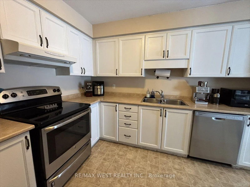 645B Basswood St - Photo 2