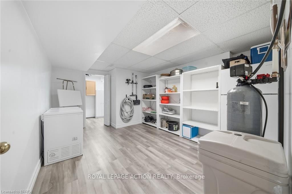 37 Mc Intosh Crt, Brantford — 19
