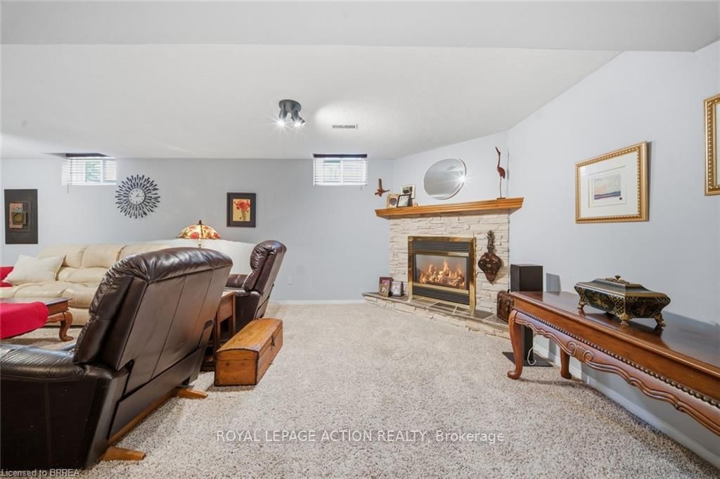 37 Mc Intosh Crt, Brantford — 23