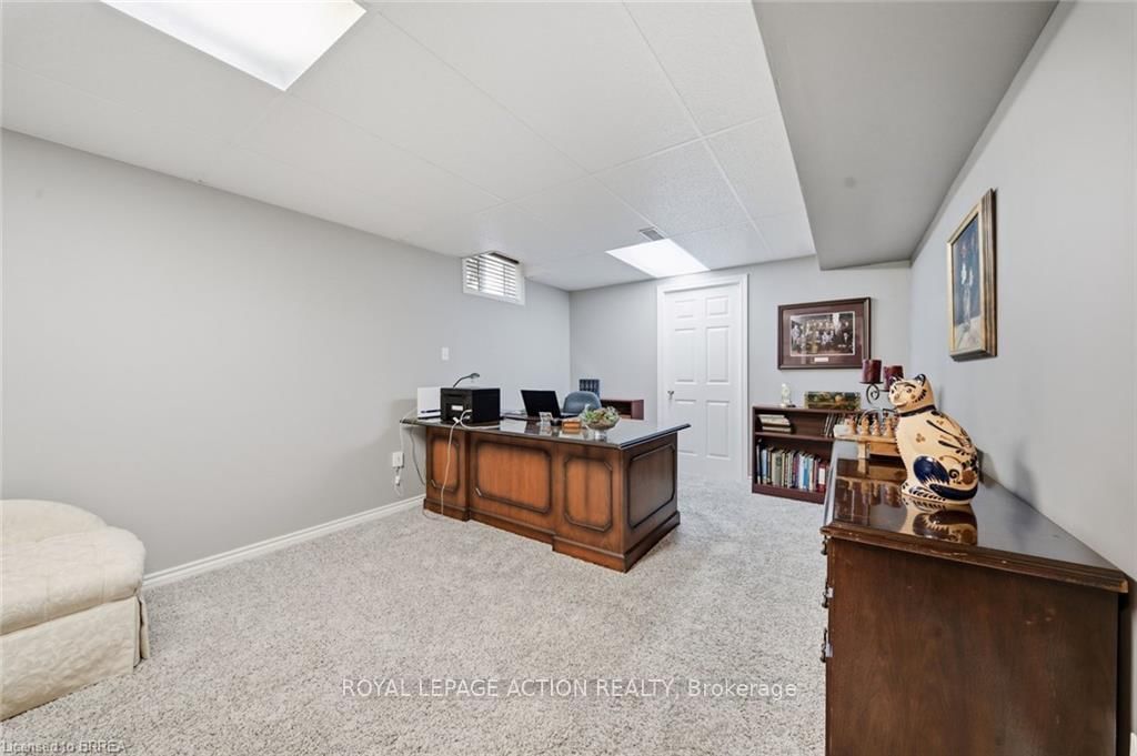 37 Mc Intosh Crt, Brantford — 25