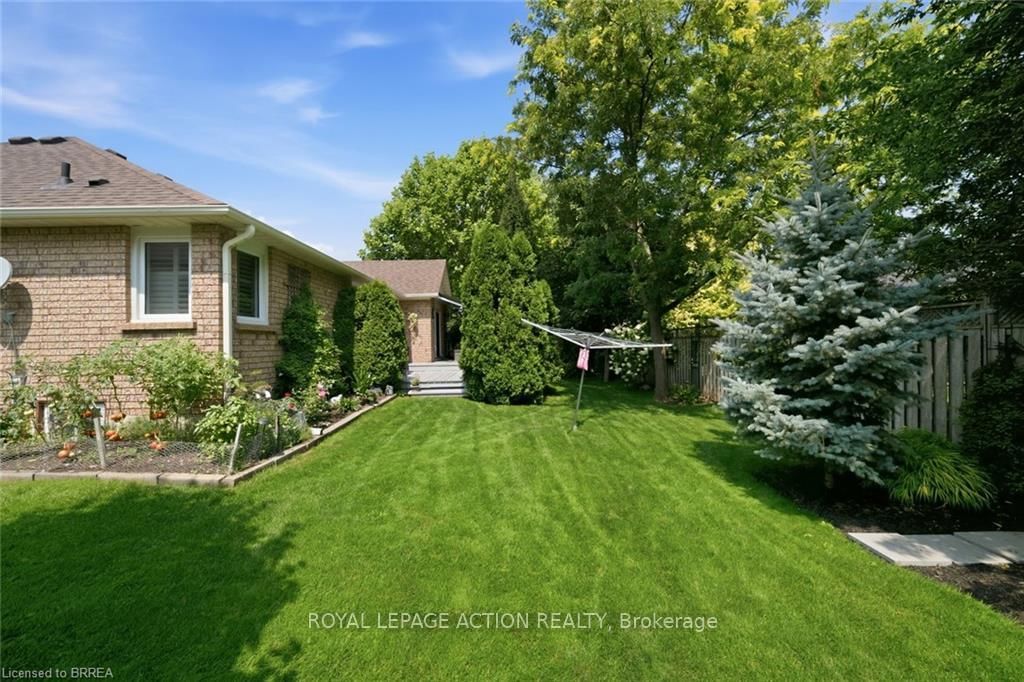 37 Mc Intosh Crt, Brantford — 32
