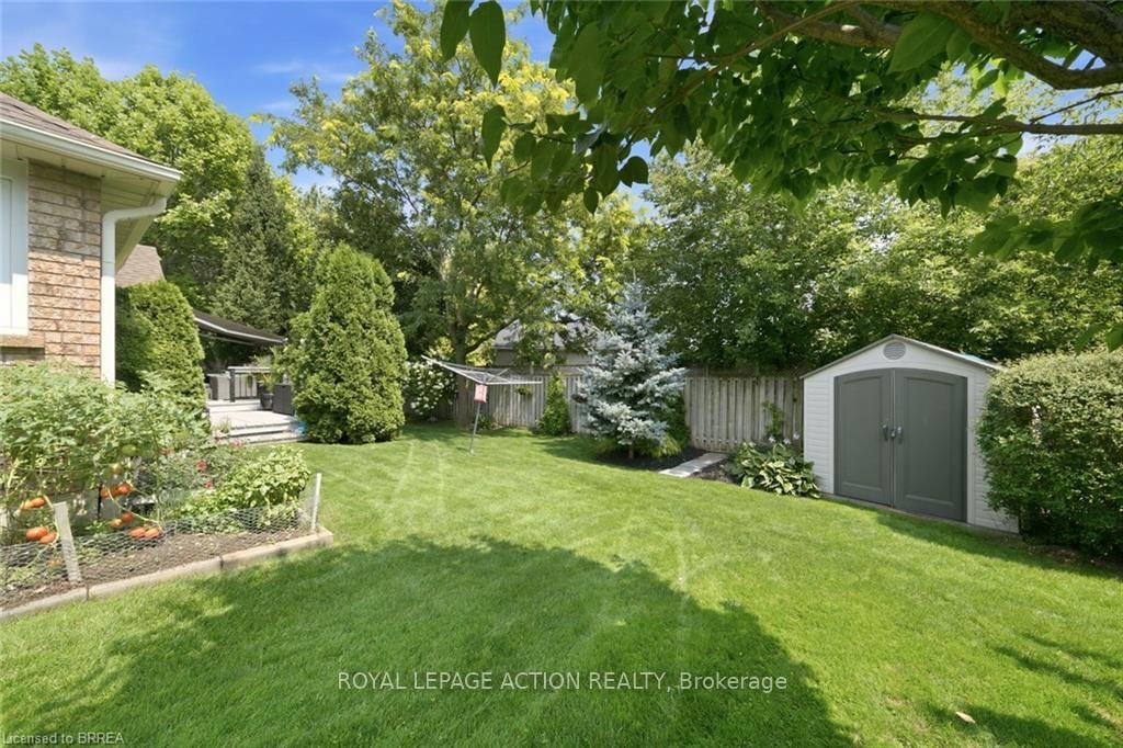37 Mc Intosh Crt, Brantford — 33