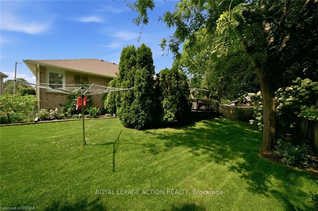 37 Mc Intosh Crt, Brantford — 34