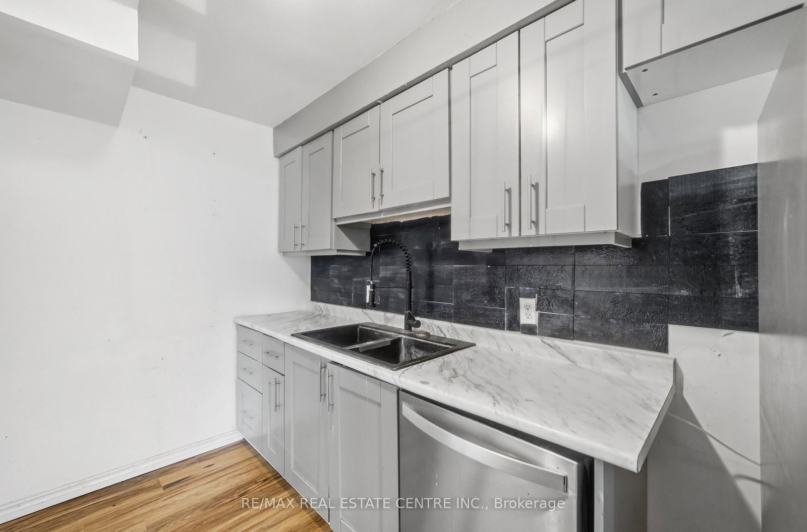 10-76 Borden Pkwy, Kitchener — 8