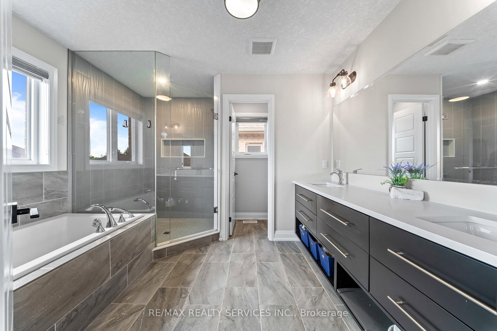 130 Pondcliffe Dr, Kitchener — 31