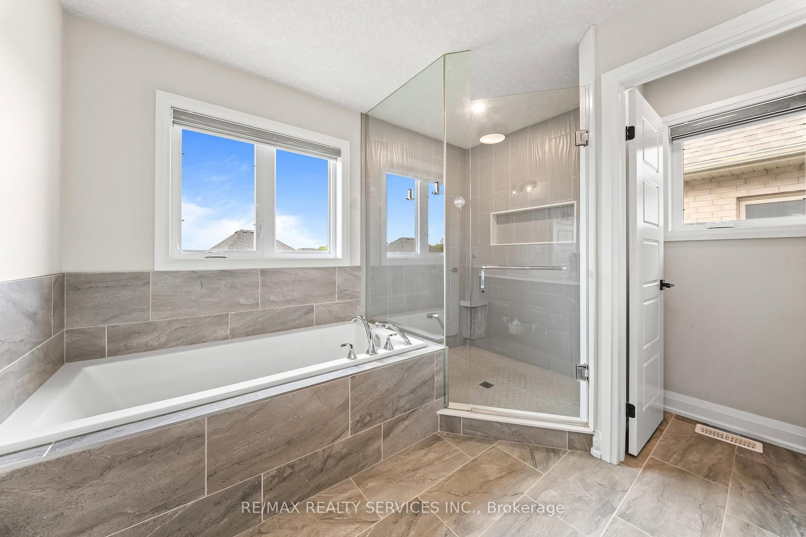 130 Pondcliffe Dr, Kitchener — 33