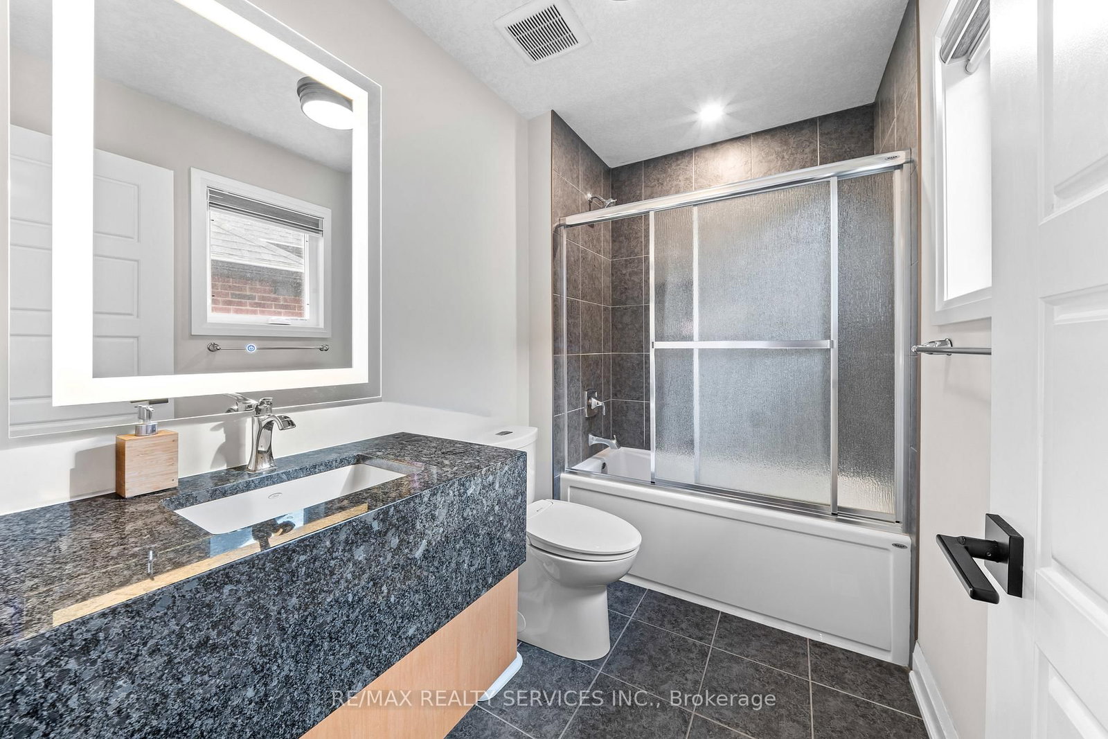 130 Pondcliffe Dr, Kitchener — 36