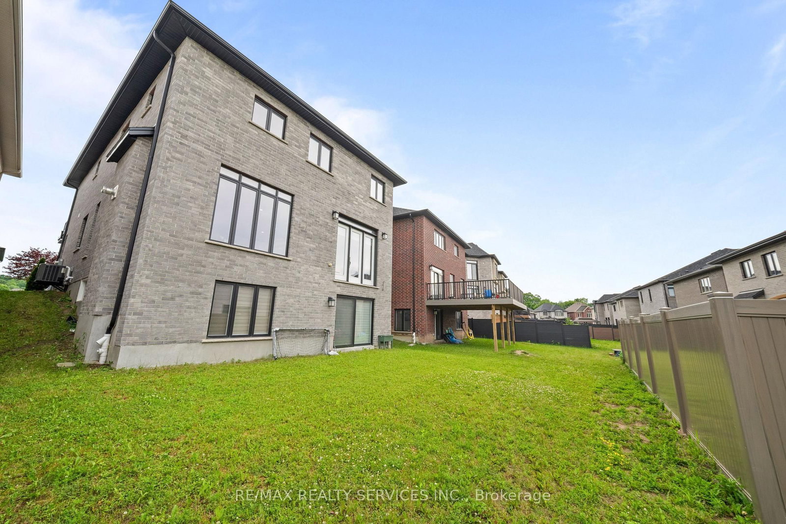 130 Pondcliffe Dr, Kitchener — 48