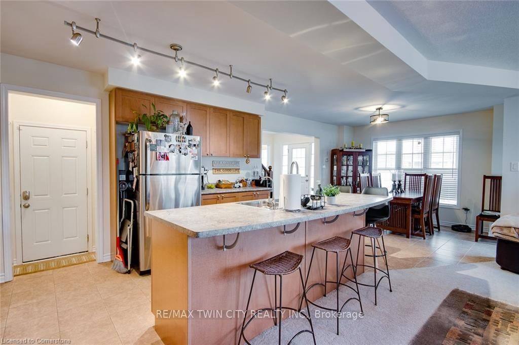 18 Blue Oak St, Kitchener — 19